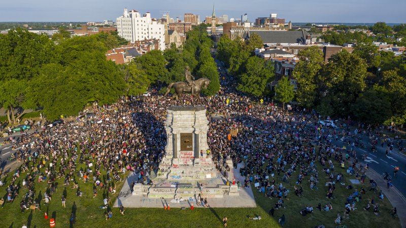  El Gobernador de Virginia ha anunciado que eliminará el monumento confederado del general Robert E. Lee en Richmond. Desde que comenzaron las protestas en EEUU ya se han desmantelado tres monumentos confederados.