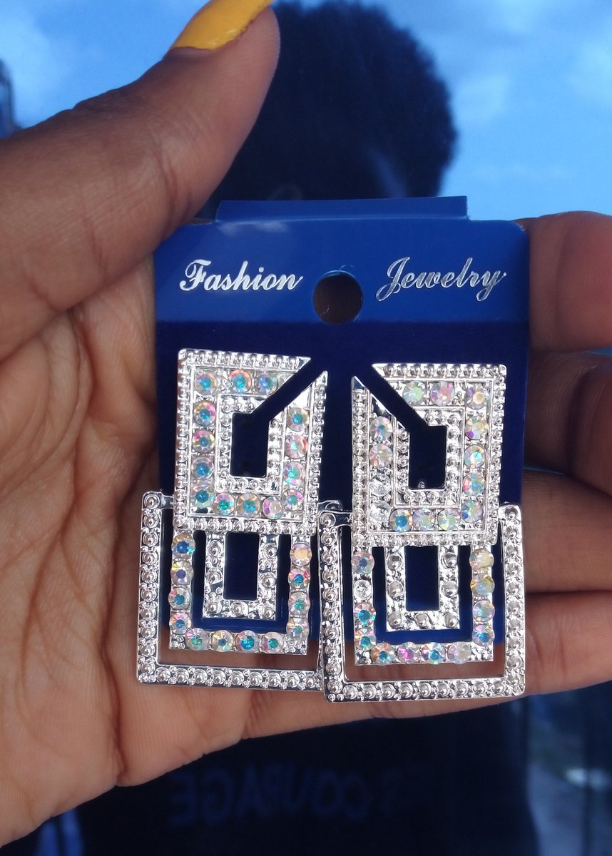 CieOnline's tweet photo. Boucles d'oreilles ✨

Maman mérite une paire de boucles à sa hauteur, ou pas ? 😍

Prix : 2000 FCFA

Douala, Cameroun

#NewArrivals #Earrings #MontherDay #WeKeepYouCompany #Douala https://t.co/EzCsVYaHN3