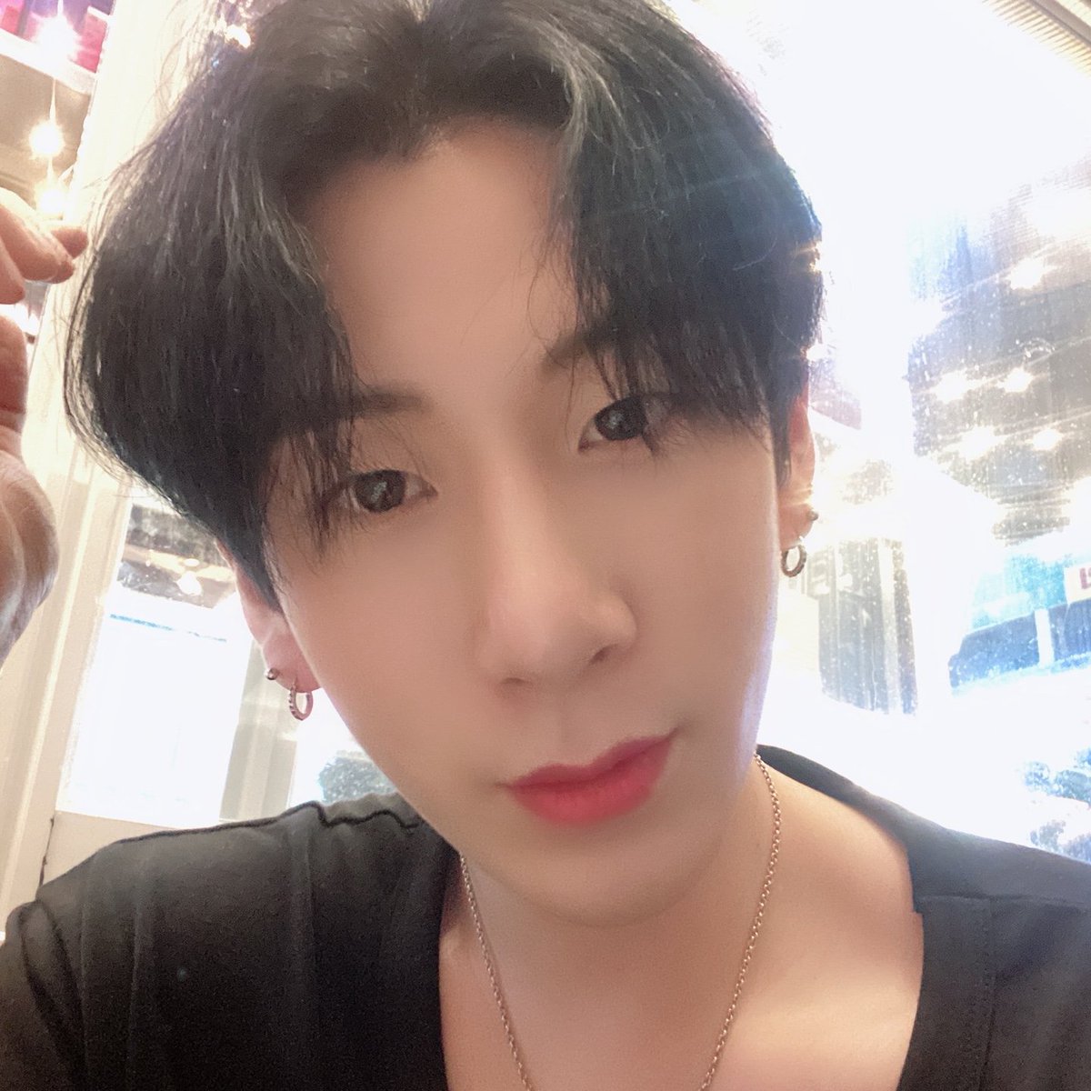 Noir__official's tweet photo. (흑발주의) 
루미들 나는  재충전 중이야^^
미흡하지만 그림도 그리고 맛있는것도 먹고 
푹쉬고 있어~
루미들도 늘 행복한 날 보내💙

#느와르 #NOIR #승훈 #흑발승훈 #그림그리다가 #손에묻었오 #이제 #맛있는거 #먹으러가야지 #재충전중 https://t.co/Jm4ueuaXTU