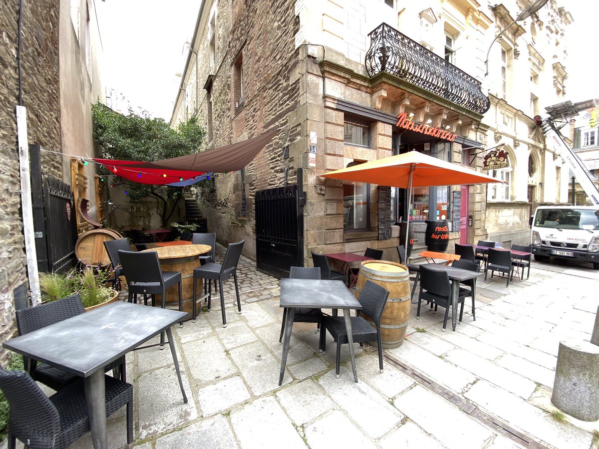 Alléluia ! Le Nabuchodonosor 🍷#Rennes ouvre ses portes ce midi ! Plaisir de retrouver les bons petits plats 🥬🍠 de sa cantine🍴, avec une belle grande terrasse⛱🪑 en prime !