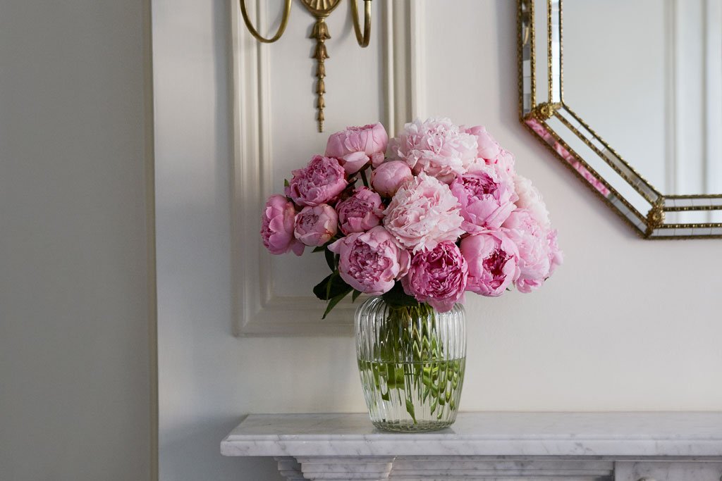 Learn how to create your own Instagram-worthy summer flower bouquet with a little help from online flower delivery service @theflowerbx 🌸 bit.ly/3gLwn22