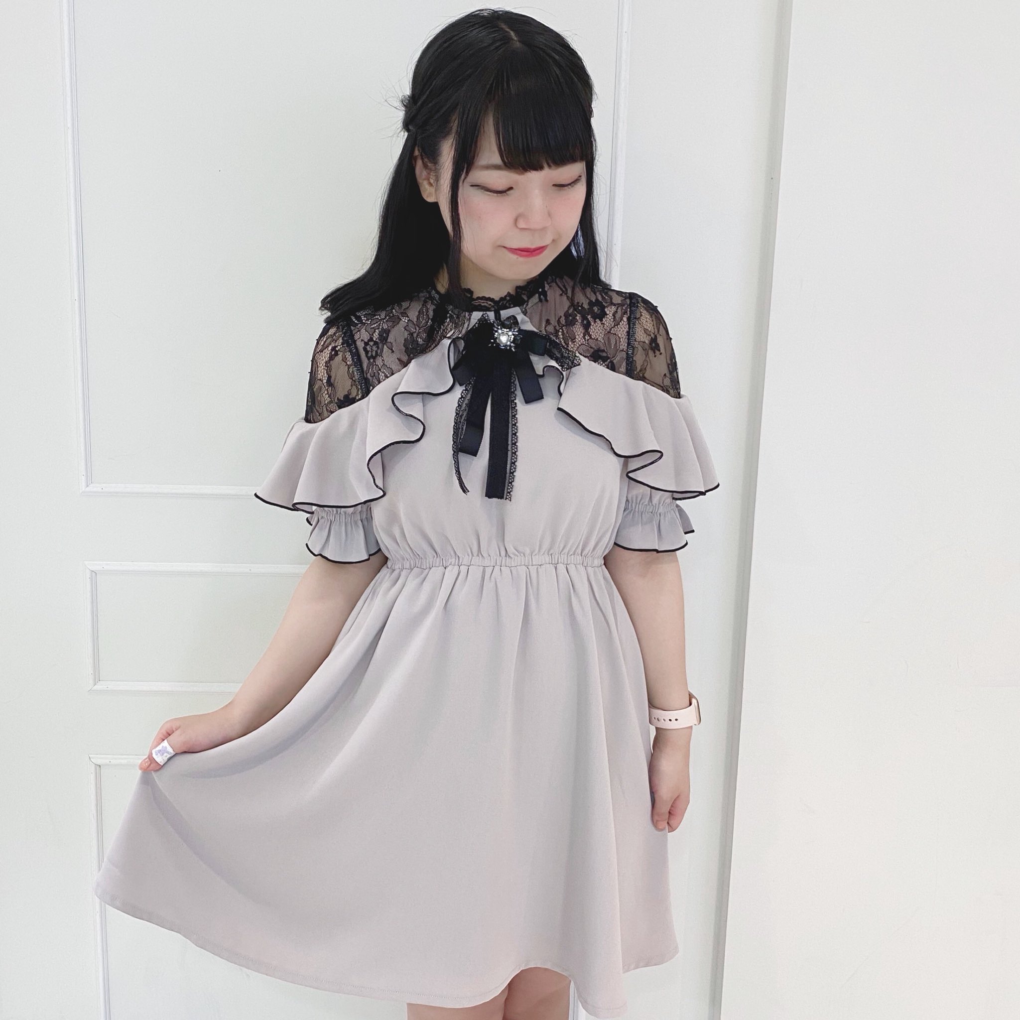 Rojita New Arrival 肩レースブローチ付きop Pk Bk 7 900 Tax レース とブローチで可愛く上品なワンピース 裾がフレアになっているので体型もカバーできます Rojita ロジータ
