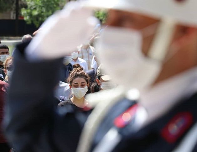 Son dönemlerde bundan daha fazla acıtan bir fotoğraf görmedim...

Tüm şehitlerimizin ruhları şad olsun.

#SarıKomutanKalbimizdesin