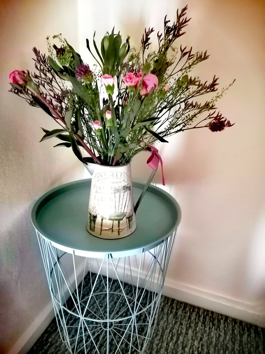 mich_cluskey's tweet photo. Some more gorgeous @BloomandWild flowers delivered this morning 🥰 #therearestillgoodpeopleinthisworld #notjustcolleagues #friends https://t.co/7p7Z65ZnGm