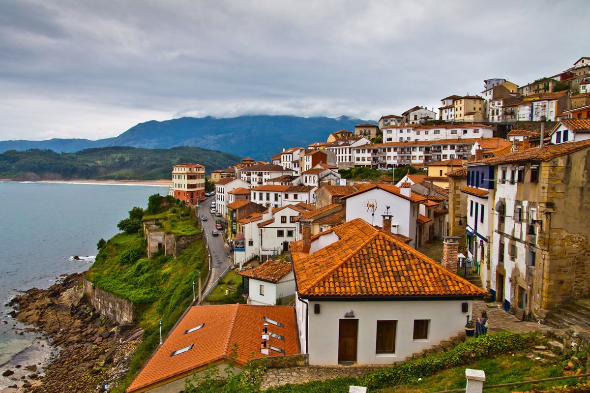 Onduline_Spain's tweet photo. Nuestra costa guarda lugares de mucho encanto. Hoy nos detenemos en el pueblo pesquero de #Lastres #Asturias Sin duda un placer para la vista 😍 Nos encanta su arquitectura tradicional integrada en una orografía tan accidentada #FelizJueves #juevesdearquitectura #tejadosquegustan https://t.co/I7FimX3ocO