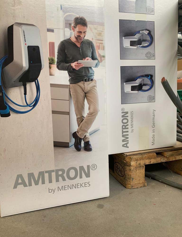 Onze monteur is in Slowakije geweest om een cursus te volgen, voor het plaatsen van laadstations bij autobedrijven. Waarom? Omdat wij voor de Wensink en @VanMosselGroep autobedrijven in Noord Nederland laadstations mogen gaan plaatsen. Op de pallet staan de laadstations al klaar!