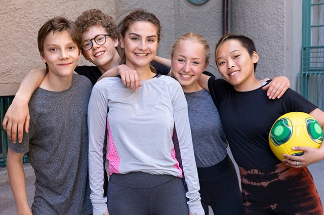 Idag släpper vi en ny rapport om hur grundskolor arbetar med #jämställdhet. Ofta arbetar man bra med elevers trygghet men det är färre som kopplar ihop det med jämställdhetsfrågor. Jämställdhetsarbetet är fortfarande ett utvecklingsområde på många skolor. bit.ly/3dzmanj