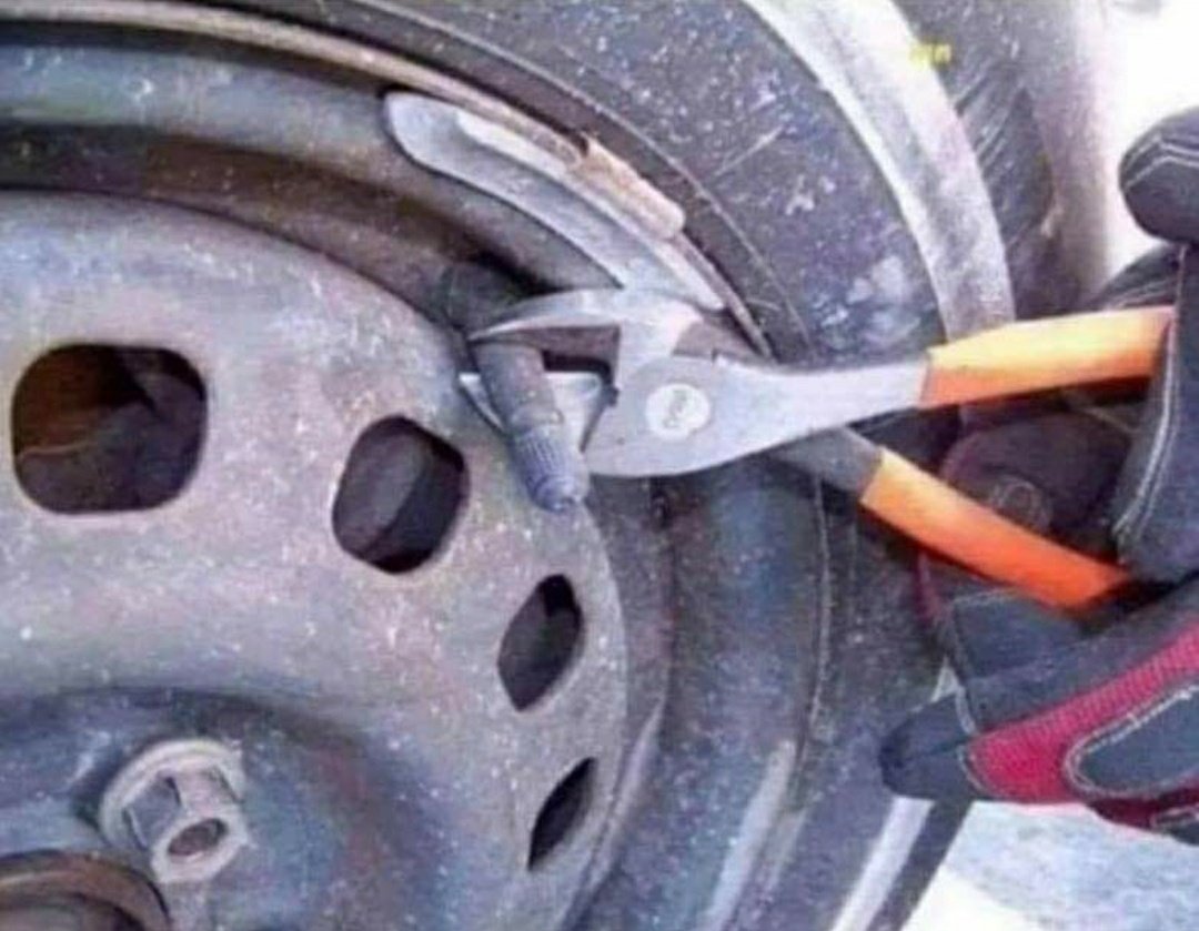 Comune_Bastione's tweet photo. 🔴 ANTENNINE 5G SULLE NOSTRE AUTO? TAGLIALE 

Il Comune informa che ogni pneumatico è fornito di un chip prefabbricato #GPS, in modo che possono trovartci ovunque con la rete #5G.

Se non vuoi essere seguito devi tagliare le piccole #antenne che spuntano fuori dai pneumatici. https://t.co/MLSTWYZcZY