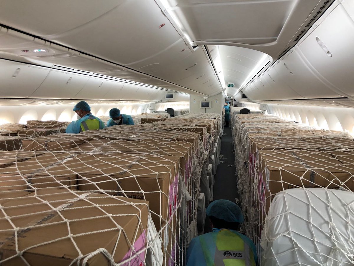 Atterrato a #Milano nuovo ✈volo con 370K mascherine, 145 ventilatori polmonari, 41K tute e altro materiale medico-sanitario da destinare all’emergenza #COVID19 in 🇮🇹. Grazie a <a href="/GruppoCDP/">Cassa Depositi e Prestiti</a> e <a href="/CIPhilanthropy/">China-Italy Philanthropy Forum</a> per il sostegno all’iniziativa

Qui il comunicato: shorturl.at/FQUZ8