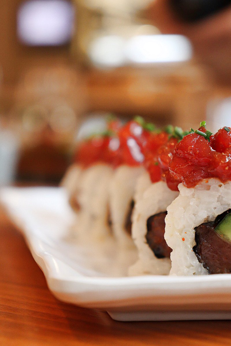 Estamos en plena temporada del atún rojo. Te proponemos probarlo en nuestro roll de atún con un punto picante. .
.