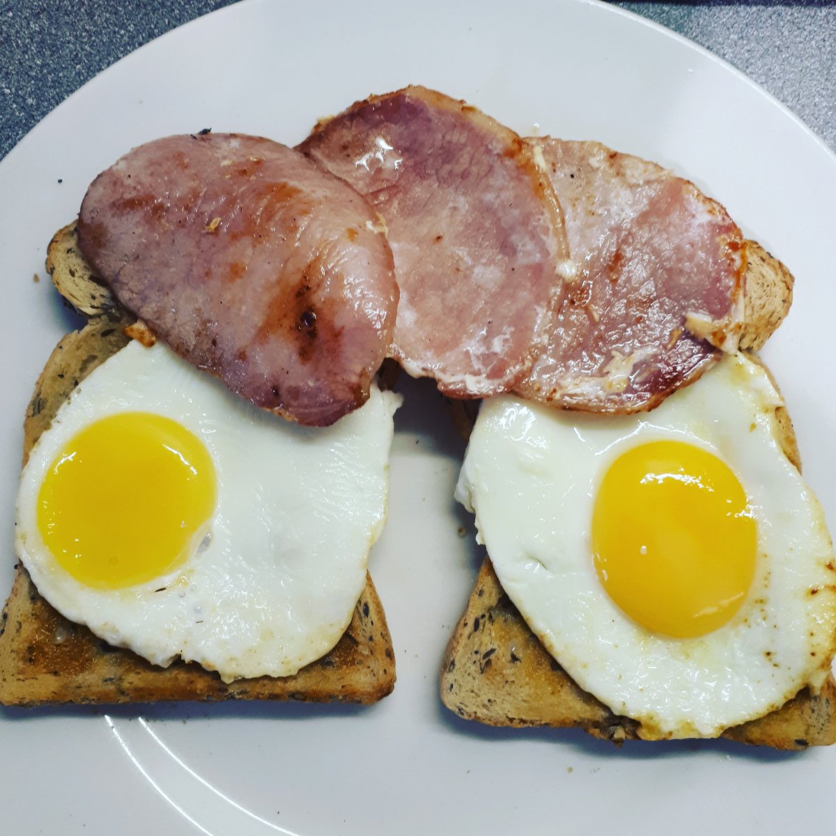 MPB911's tweet image. #brunch = #multiseed #toast #eggs and #bacon = #502calories = 43g carbs, 41g protein, 18g fat  #carbs #protein #healthyfats #pretrainingnutrition