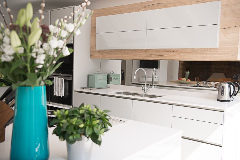 Ruachdesigns's tweet image. Handleless designs are an easy way to streamline your space. Take a look for yourself in our Westerham showroom #showroom #handleless #kitchen #design