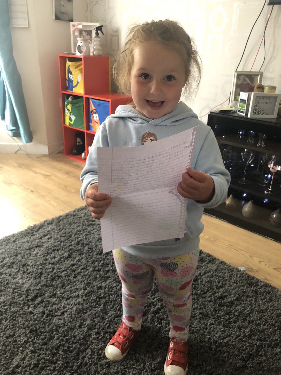 dana_ell's tweet photo. When Sophia received her letter form Lorraine @bonnybroom1 she loved it #missingyoulots π https://t.co/IiTOHJTBFo