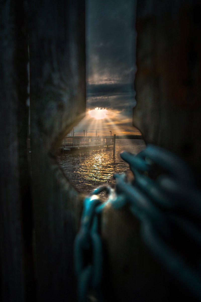 Beyond the chains, there is light on the horizon and freedom ahead. Let’s get there together. | #Sunrise #WashMagPhoto @IGDCofficial <a href="/VisitVirginia/">visitvirginia</a> <a href="/AlexandriaVA/">Visit Alexandria VA</a>  | instagram.com/p/CBA2MOgh72X/…