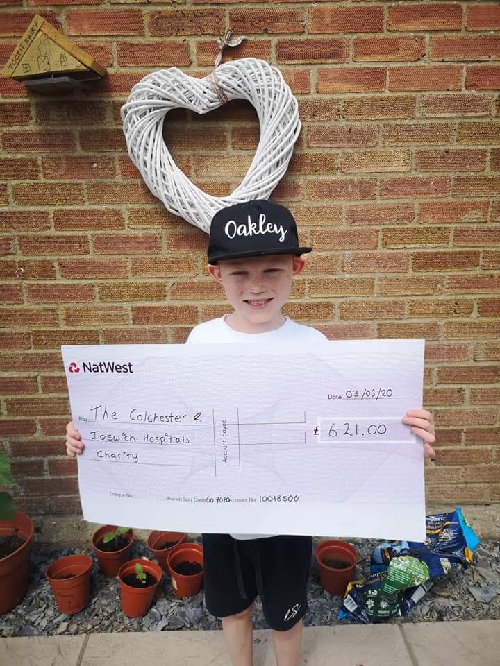 ComminsRhys's tweet image. Yesterday my son Oakley Commins age 6, donated his fundraising money to the NHS, a grand total of £621.00. 👌🤩😎
He raised the money but drawing &amp;amp; selling his fantastic pictures.
We are so happy for him :)