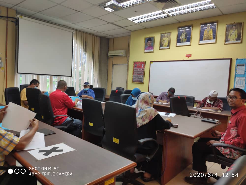 04062020

Sesi menandatangani inden kerja bagi kontraktor G1 Daerah Jempol yang telah berjaya dalam cabutan undian kerja-kerja penyelenggaraan jalan negeri di bawah peruntukan MARRIS.

<a href="/JKRNS/">JKR Negeri Sembilan</a> <a href="/JKRMalaysia/">JKR Malaysia</a> <a href="/masribaharuddin/">Masri Bin Baharuddin</a> <a href="/w_zali/">Wan Ghazali</a> 

#jasakepadarakyat 
#togetherwedeliver