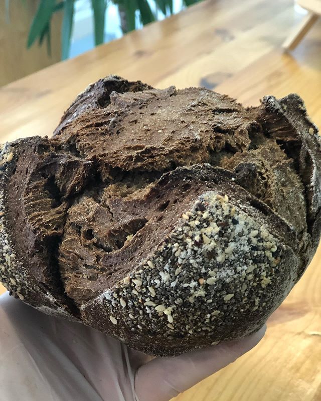 Nuestro espelta/sarraceno ha vuelto a nuestra vitrina para que disfrutes de él. 😋 #Montequinto #sevilla #panmasamadre #artesano #ecologico #dulcemarietartas #disfrutalavida