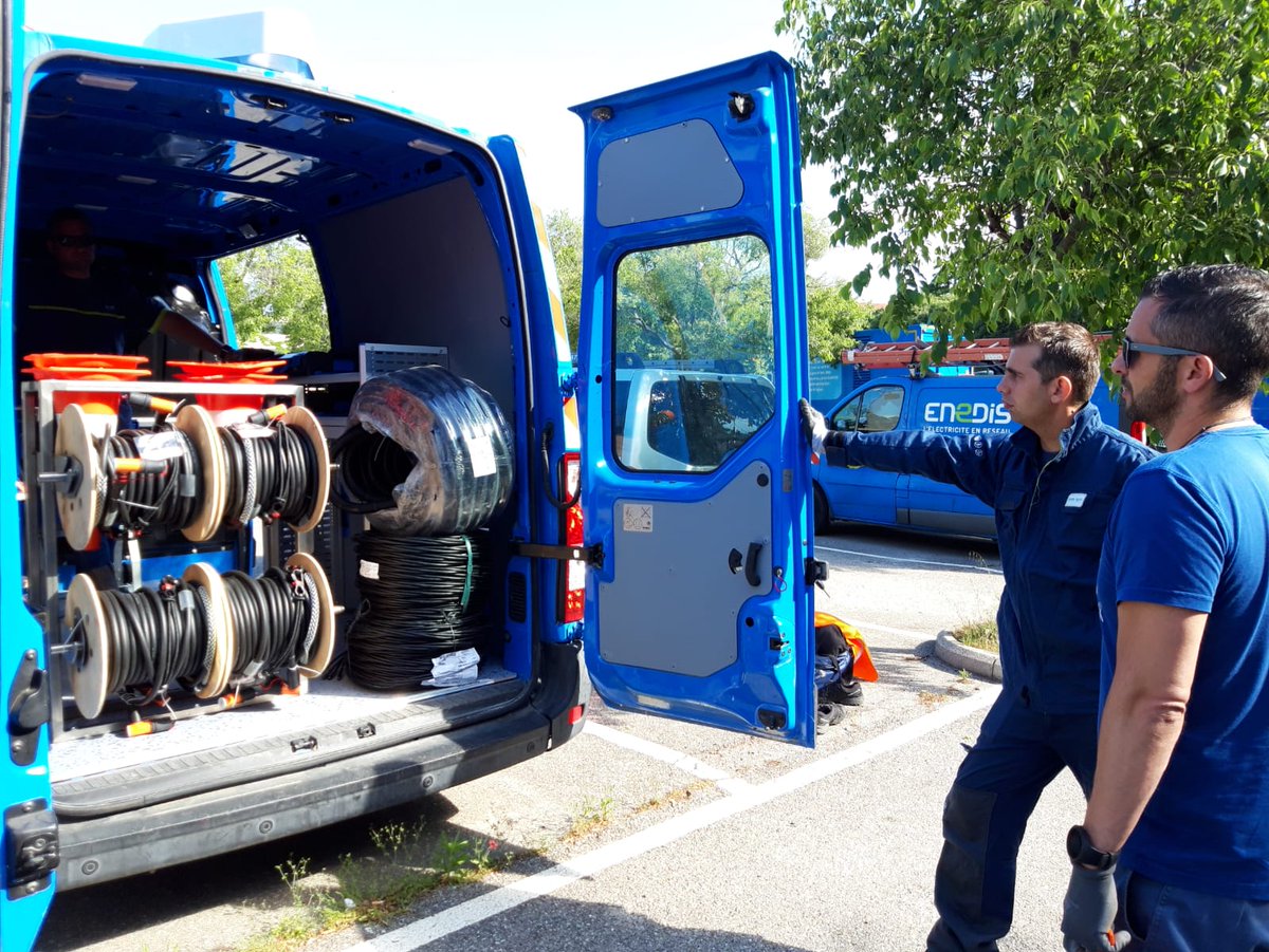 EnedisRegionSud's tweet photo. 🚛La réalimentation de nos clients lors d'incidents réseau ⚡️ va pouvoir être optimisée avec l'arrivée de ce camion adapté à la distribution de l'électricité. Bravo aux équipes @enedis de @marseille pour leur initiative et leur engagement aux services des clients. https://t.co/MiupPMtAAL