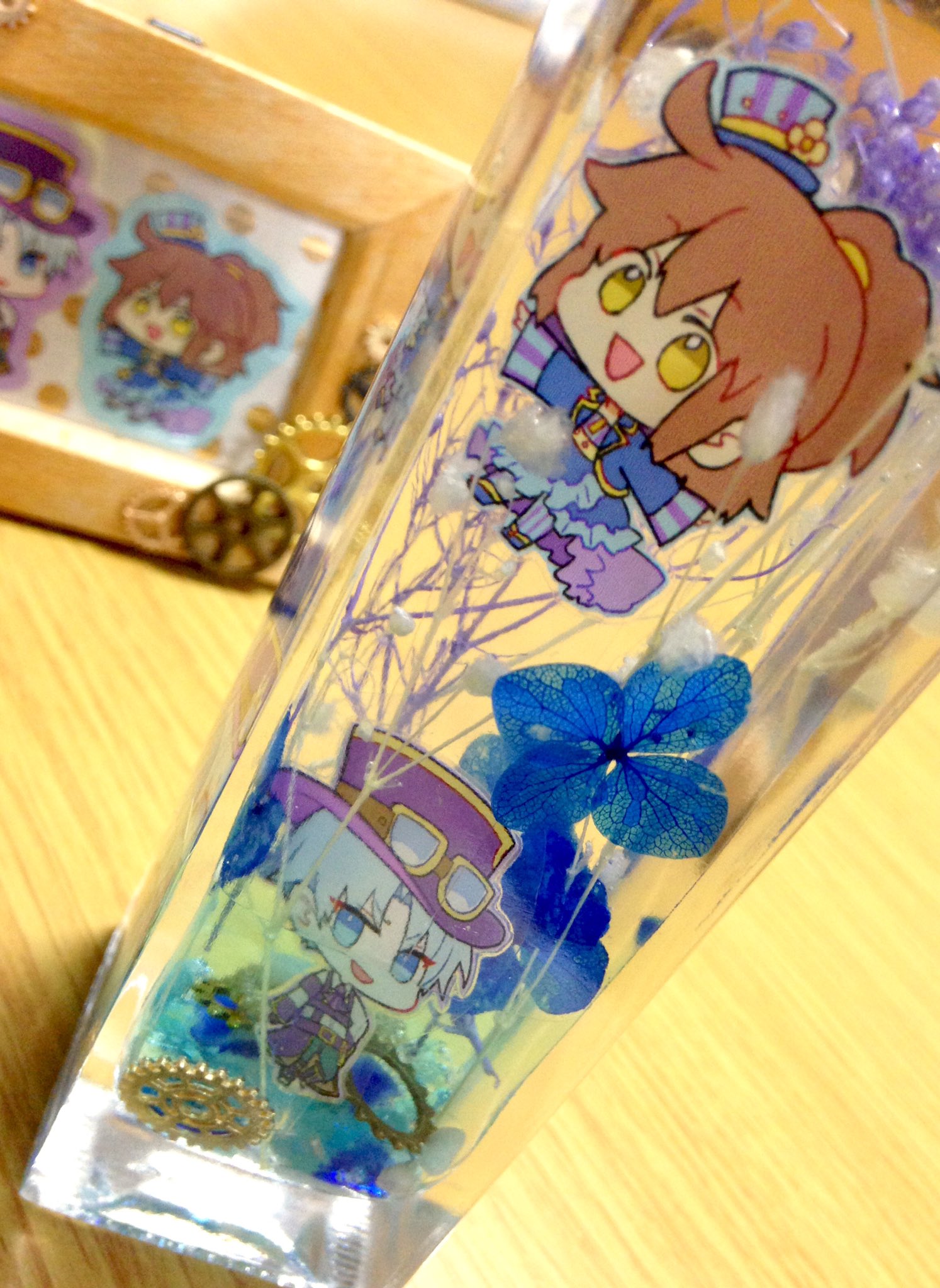 ヒ ノ 椅 子 On Twitter リトさん Rito0520 の蒸気saシールでハーバリウム的なものを シールの縁ギリギリまでカットしてラミネート ボトルの底にはカラーオイル ブルー とガラスカレットを敷いて発光している風に Saがメインなので花は控えめ リボンの