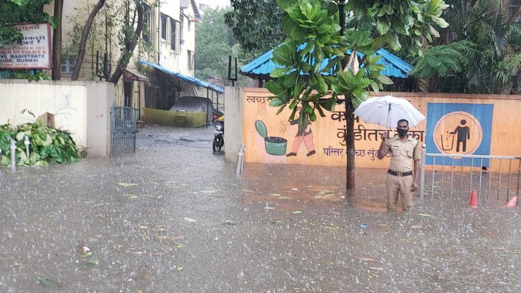 imrahultrehan's tweet image. Lets salute this forntline warrior for his courage and dedication in serving society. Be it Covid-19 or heavy rain he is always on duty because for him nation comes first.
Respect 🙌🙌

#humanity #CoronaWarriors #COVIDー19
