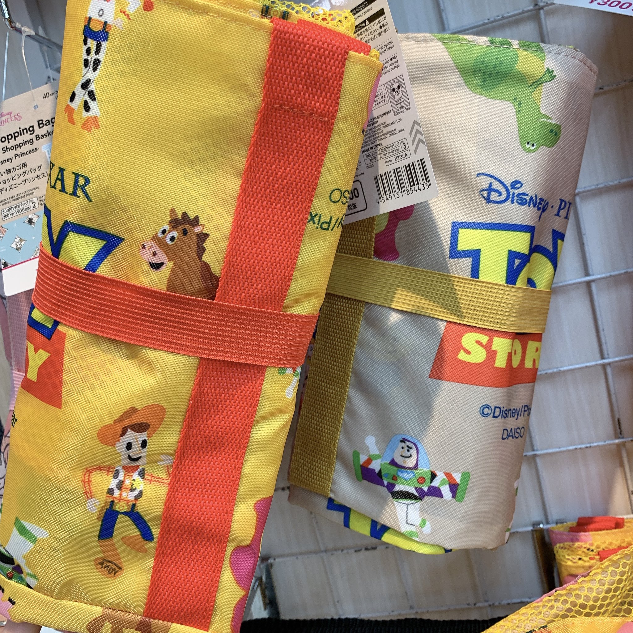 Rara イオンで盛り上がってるけど ダイソーで売ってるエコバッグが可愛かった お買い物カゴにそのままセット出来るやつ お値段300円 前からあったのかな コンビニでさえレジ袋有料になるし これからの時代エコバッグって Rara イオンで盛り上がってるけど ダイソーで売ってるエコバッグが可愛かった お買い物カゴにそのままセット出来るやつ お値段300円 前からあったのかな コンビニでさえレジ袋有料になるし これからの時代エコバッグって