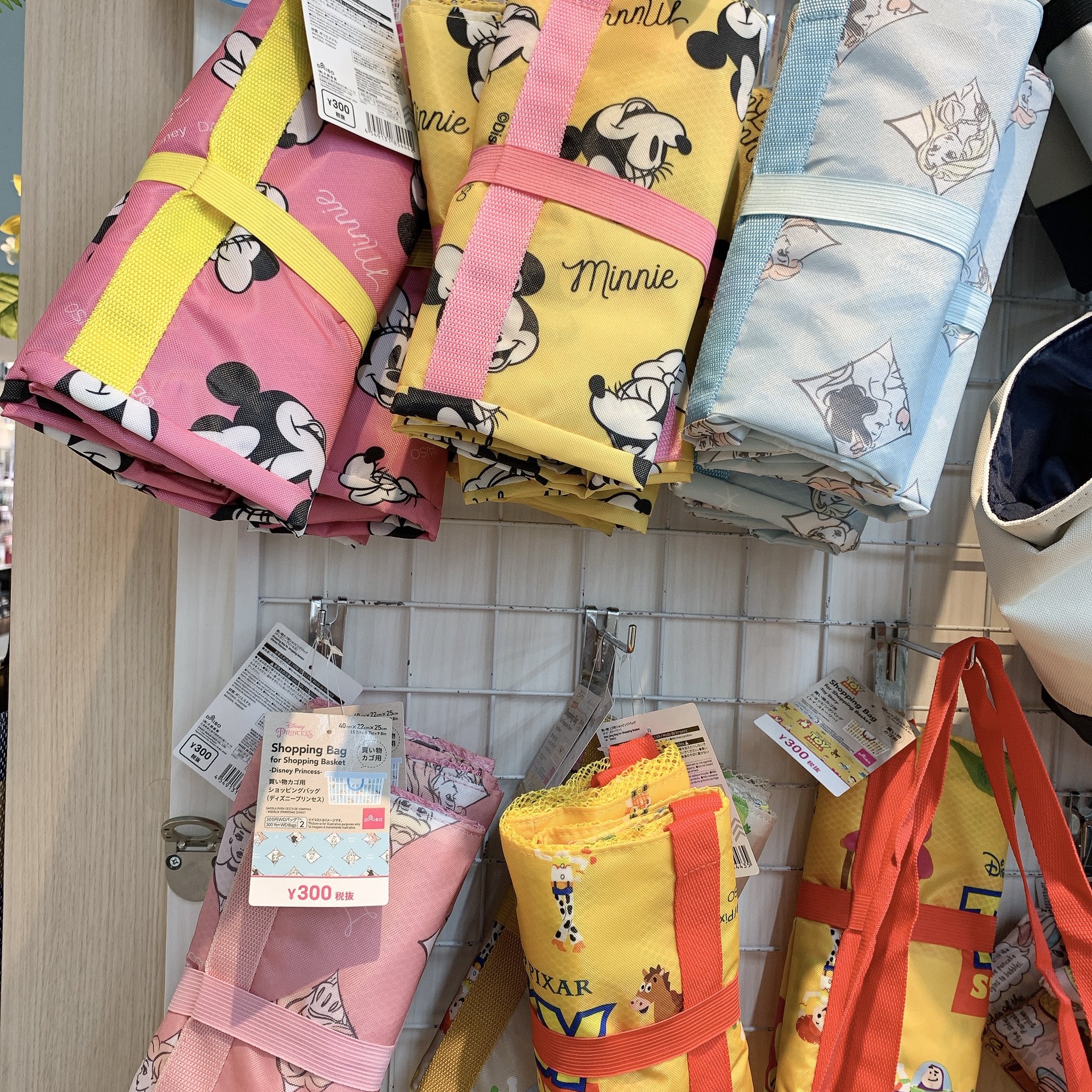 Rara イオンで盛り上がってるけど ダイソーで売ってるエコバッグが可愛かった お買い物カゴにそのままセット出来るやつ お値段300円 前からあったのかな コンビニでさえレジ袋有料になるし これからの時代 Rara イオンで盛り上がってるけど ダイソーで売ってるエコバッグが可愛かった お買い物カゴにそのままセット出来るやつ お値段300円 前からあったのかな コンビニでさえレジ袋有料になるし これからの時代