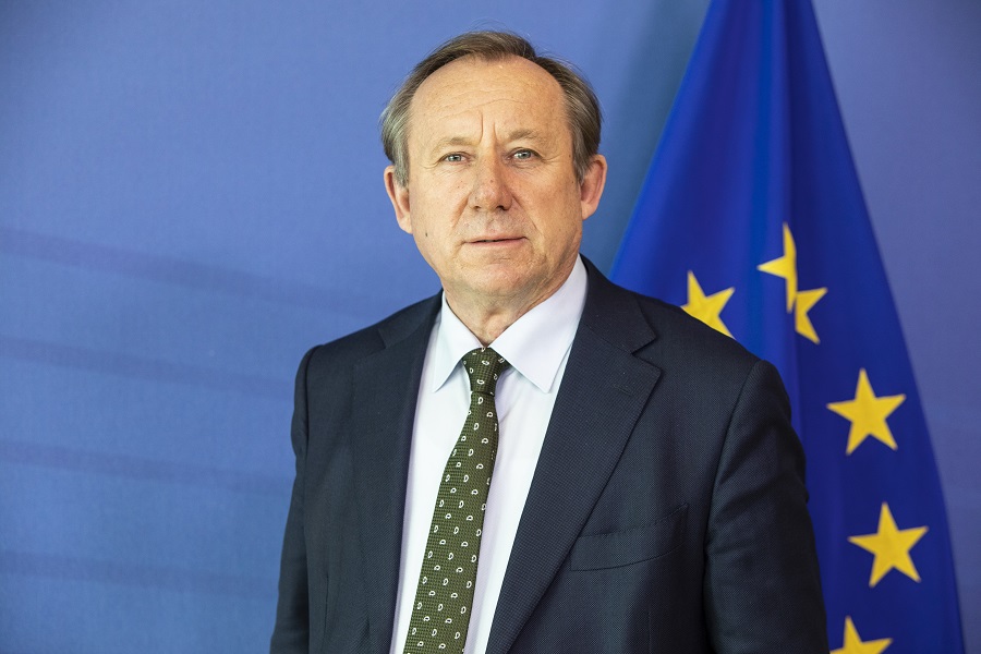 eurireland's tweet photo. We cannot continue to have unsustainable production methods. We cannot feed the world with unsustainable methods. The best way to feed the world is to have sustainable production: Wolfgang Burtscher, DG, @EUAgri speaking on #thenewcap
@farmersjournal https://t.co/BzMETK2Fjk