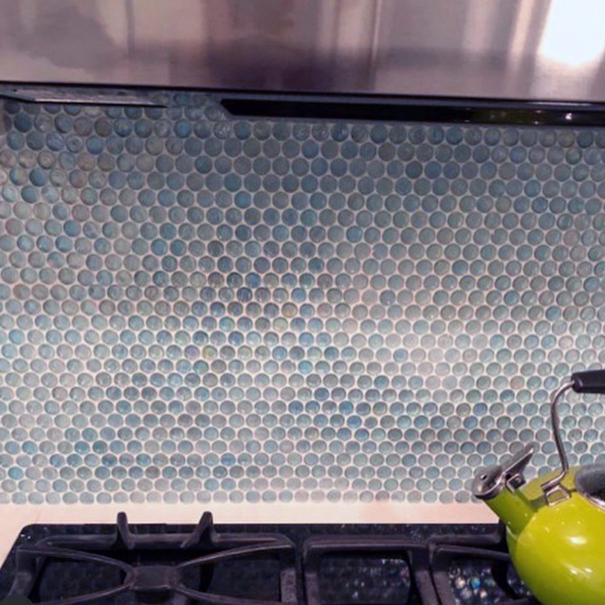 SusanJablon's tweet image. This stunning kitchen remodel features our Penny Round Aqua Iridescent Glass Tile.Absolute perfection 🙌
#backsplash #kitchengoals #pennytile #accentwall #kitchendecor #remodel #homebuilder #realestate #tiledesign #kitcheninspo #kitchendesign #decor #homeoasis #staycation #family