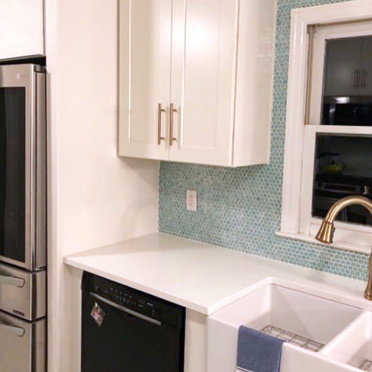 SusanJablon's tweet image. This stunning kitchen remodel features our Penny Round Aqua Iridescent Glass Tile.Absolute perfection 🙌
#backsplash #kitchengoals #pennytile #accentwall #kitchendecor #remodel #homebuilder #realestate #tiledesign #kitcheninspo #kitchendesign #decor #homeoasis #staycation #family