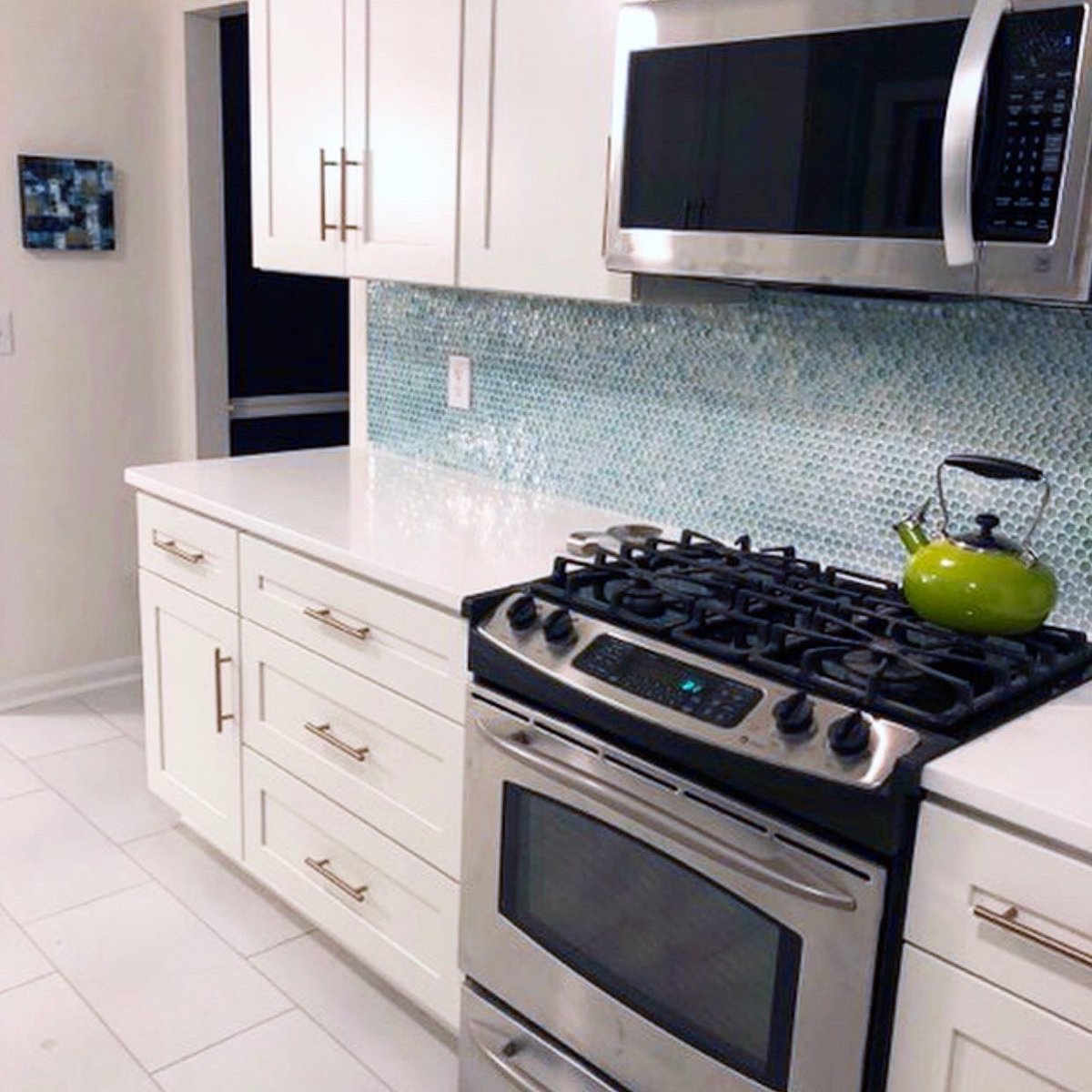 SusanJablon's tweet image. This stunning kitchen remodel features our Penny Round Aqua Iridescent Glass Tile.Absolute perfection 🙌
#backsplash #kitchengoals #pennytile #accentwall #kitchendecor #remodel #homebuilder #realestate #tiledesign #kitcheninspo #kitchendesign #decor #homeoasis #staycation #family