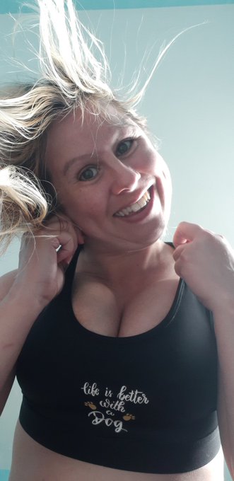 Look what just arrived through my door! Thank you mystery Thursday smile bringer xxx https://t.co/zE<a href="/tag/goodfriday"class="tags"><span>#goodfriday</span></a>