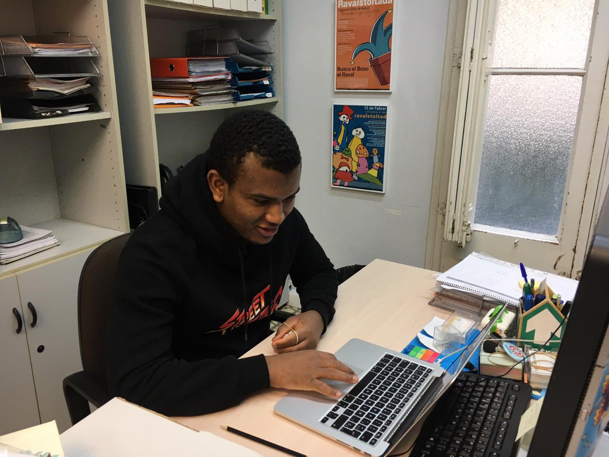 casalinfants's tweet photo. L'Abdoul participa en el Casal Jove de #Badalona i en el programa d'educació en valors Escola Suma. Va arribar a Catalunya fa 3 anys, després d'un llarg viatge des de Guinea. Avui ha compartit amb alumnat del @CollegiCreaNova com lluita per tirar endavant amb el suport del Casal. https://t.co/QFVOP2pGoY