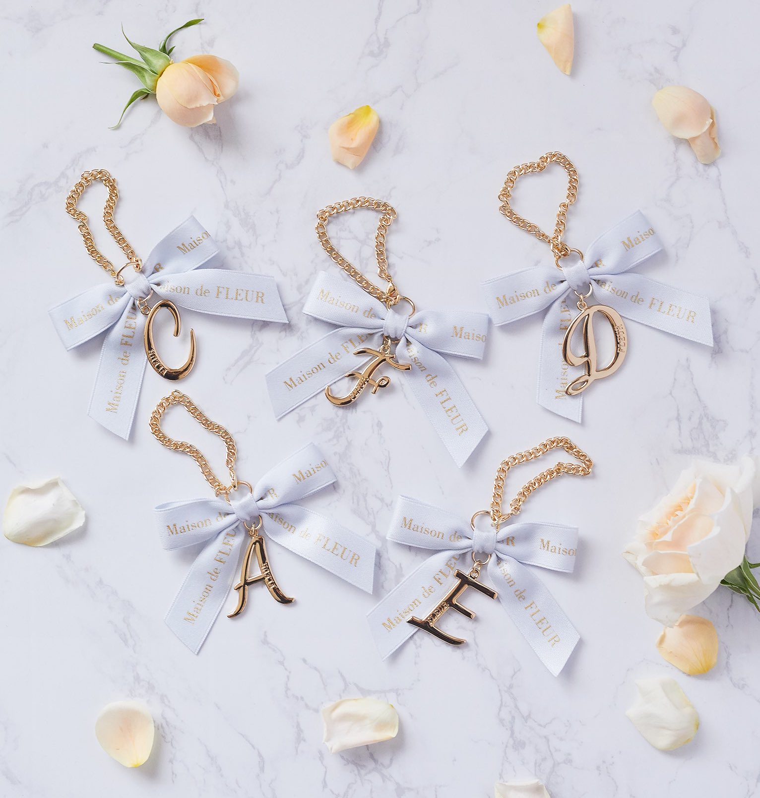 注目ショップ Maison de fleur イニシャルチャーム リボン fawe.org