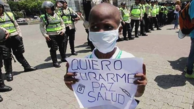 Es duro decir esto, pero  ¿recuerdan a Oliver Sánchez, el niño que murió de cáncer al no tener tratamiento para su enfermedad, que dicho sea de paso, se burlaron de él cuando sostenía esta pancarta?

Esto no indignó a nadie en el mundo. Era un niño. Un niño.