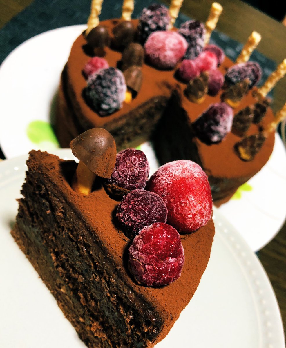 フミッツ フォン キリック V Twitter 今年の誕生日ケーキ テーマは きのこたけのこ戦争 Daisoの色付き炎のキャンドルかわゆ チョコのトッピングだけだと甘過ぎるので冷凍ベリー載っけて食べた