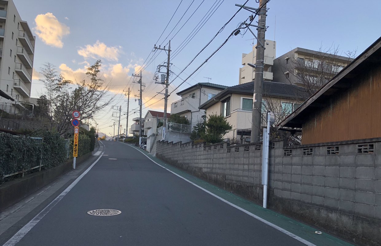 zard 坂道自転車押しながら