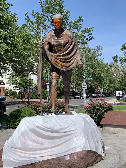 #Gandhi statue vandalized in Washington DC amid #PoliceBrutality protests
DETAILS: https://t.co/HOpDtv1lZK https://t.co/h1uzOlM14W
