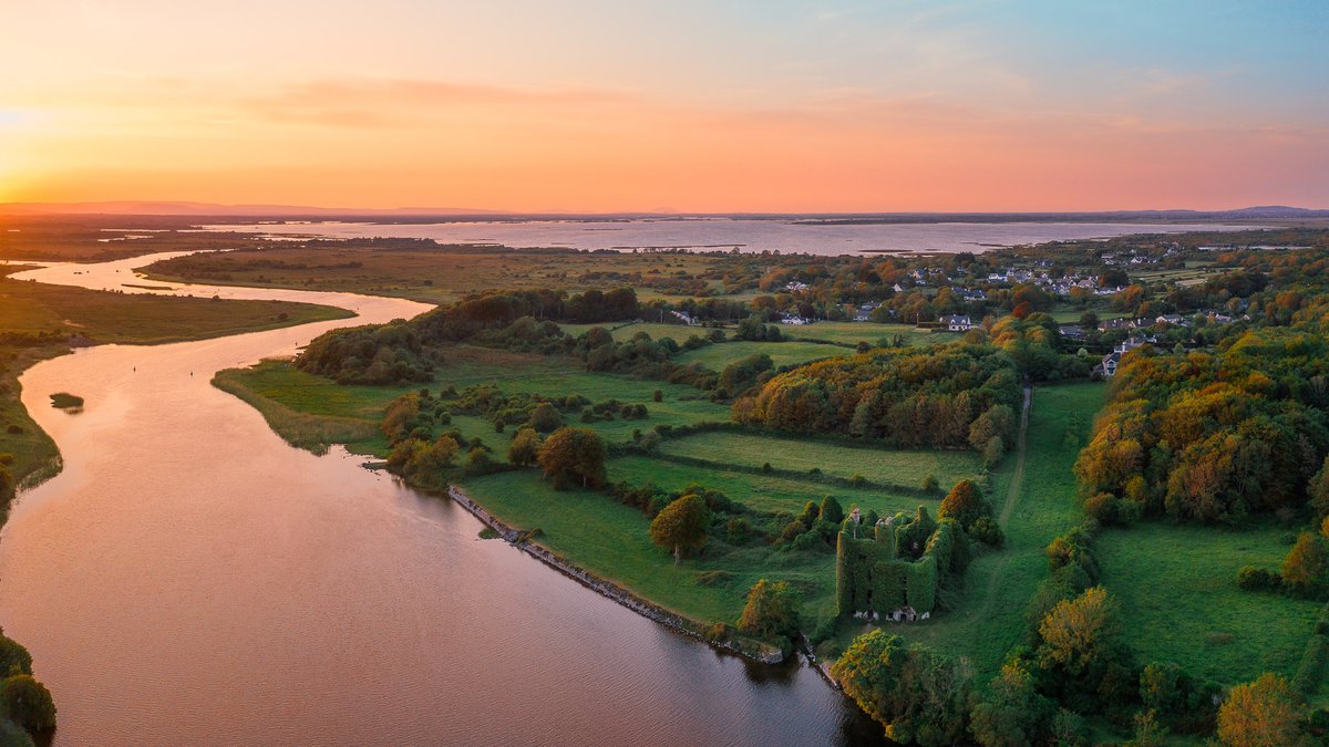 PJRankin's tweet photo. I was lucky enough to capture this intense sunset the other evening over Galway's rustic #MenloCastle alongside the #RiverCorrib. I look forward to getting back to more remote locations for more landscape work but this will do for now #visitgalway https://t.co/WZ8MSn2iXe