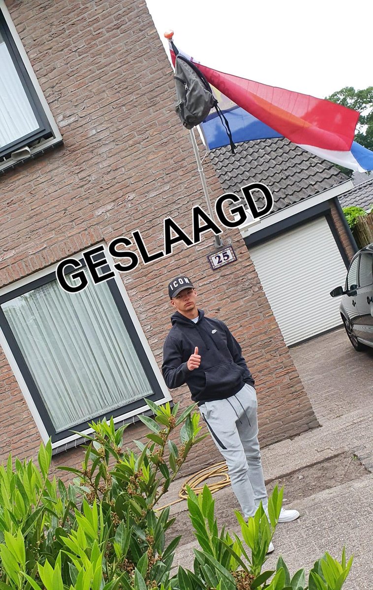 RolandWelles's tweet photo. Jeroen geslaagd voor VWO. Ik ben een trotse vader. https://t.co/oFegXtENCU