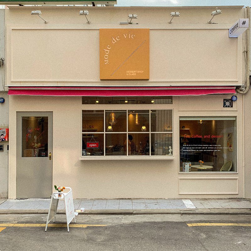 🇰🇷:ใครไปแถวกาโรต้องห้ามพลาด!! 🌷Mode De Vie🧁 :คาเฟ่สไตล์ฝรั่งเศส classy ตัวเด่นตัวดังต้องเป็น🥛Tiramisu Milktea☕️👍🏻ขนมอร่อย! 🥕carrot cakeคนสั่งเยอะน้า ชาหอมมั่กมีให้เทสอีก เจ้าของร้านแนะนำดี ร้านก็คือน่ารักbgโทรศัพท์ต้องมา😍🧁🥰 ไปลอง!! #รีวิวเกาหลี #คาเฟ่เกาหลี @Review_korea https://t.co/C765Aym8vQ