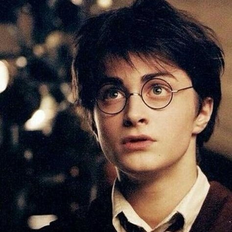 thepennylaneza's tweet image. แฮร์รี่ที่กำลังนักพับนกกระดาษเล่นถึงกับต้องเงยหน้าขึ้นมามองด้วยสายตาอิหยังวะ เพราะมีผู้ชายสามคนมายืนอยู่หน้าโต๊ะแล้วเต้นเหมือนทำกายภาพให้ดู

“ น้องชื่ออะไร เอ้า! น้องชื่ออะรายย! ”

“ เชี่ยไรวะ ”