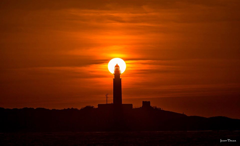 Barbate_Turismo's tweet photo. Y con todo esta energía nos despedimos de ti desde el Faro de Trafalgar 🌟en Los Caños de Meca
Sed felices!! 💙
@CadizTurismo @Viajeroindalo @Destino_AND #Trafalgar #LosCañosDeMeca #Barbate https://t.co/h0JHzUbvWV