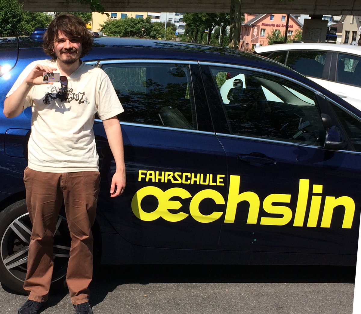 FaOechslin's tweet photo. Fahrprüfung bestanden! https://t.co/nZfUxSQwO3 . Fahrschule Oechslin gratuliert zur bestandenen Fahrprüfung. #fahrschule #einsiedeln #verkehrskunde @FaOechslin @OechslinFa #gratulation #fahrprüfung #verkehrsamt #kantonschwyz , 079 406 85 48. https://t.co/t0zUD8oxXN