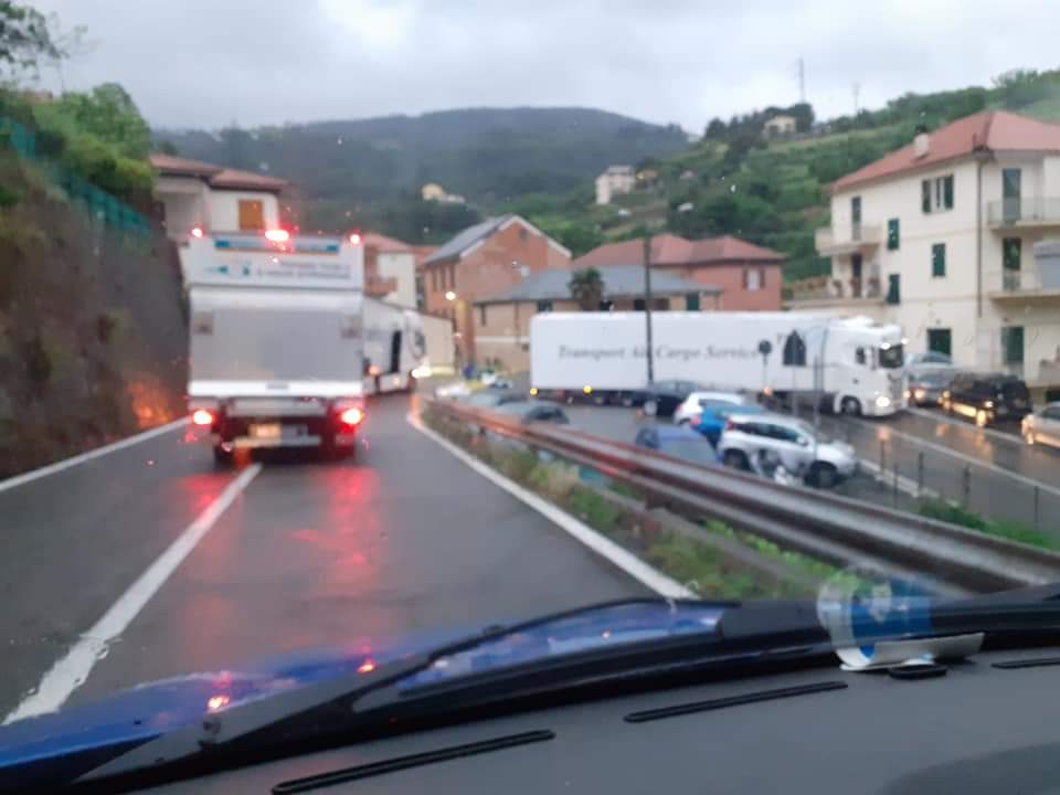 <a href="/GiovanniToti/">Giovanni Toti</a> e @buccipergenova invece di pensare a un concerto dovrebbero vergognarsi. Ecco la situazione sulla #SS456. Tir incolonnati contromano nei tornanti. Aspettate la tragedia per fare qualcosa? Non potrete dire di non sapere. <a href="/LucaBizzarri/">Luca Bizzarri</a> <a href="/primocanale/">Primocanale</a> #autostrade #A26