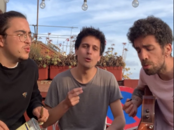 🥇 #CULTURA! “Gotta Be Patient” de <a href="/stayhomas/">STAY HOMAS</a>, amb el músic de #rubicity <a href="/guillembolto/">Guillem Boltó Grande</a>, millor cançó del #confinament, segons els lectors d'<a href="/enderrock/">Enderrock</a>. El tema s'ha imposat a altres 49 composicions catalanes fetes durant la crisi del #coronavirus: ow.ly/T4dp50zZ5XO 🥁🎸🎤🎼