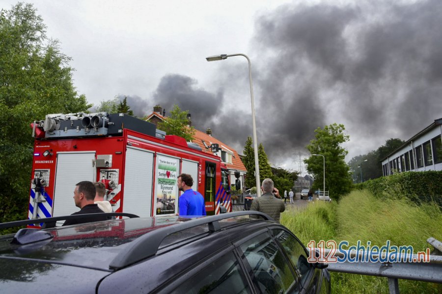 NL-Alert vanwege enorme rookontwikkeling bij brand in loods #Poortugaal. 112Schiedam.