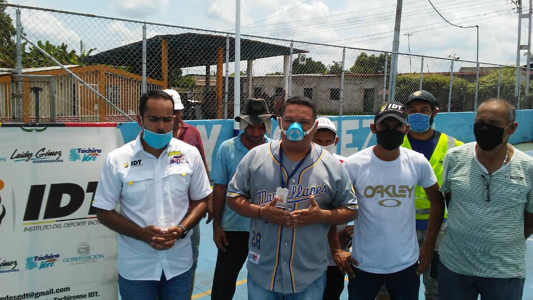 prefectostach's tweet photo. El @GobiernoTachira instaló en la cancha de La Palmita en el municipio Panamericano iluminación con energia solar. La #PrefecturaLaPalmita trabaja por mejorar las condiciones de si gente. @laidygomezf @dirpoliticatach #PrefectosContigo #tachiratierralibre https://t.co/ReBUj6RZPM
