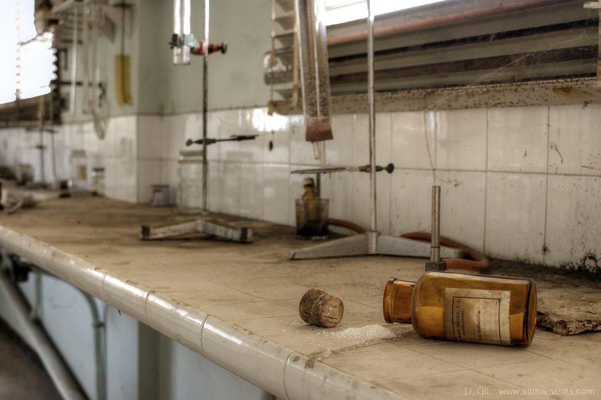 Técnicas de laboratorio

#Urbex #urban #urbandecay #urbanexploration #explore #abandoned #abandonedplaces #decay #haikyo #photography #CreepyPlaces #AbandonedSpain #architecture #fineartphotography