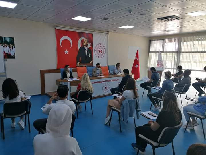 metinozpeker's tweet photo. ANTRENÖRLERLE TOPLANTI GERÇEKLEŞTİRİLDİ
Normalleşme sürecinde  başlayacak olan antrenmanlarda uyulacak kurallar ve sportif yetenek taraması süreci hakkında İl Müdürlüğü antrenörlerimizle sosyal mesafe kuralına uyularak bilgilendirme toplantısı yapıldı.
@kasapoglu
@MuratEskici38 https://t.co/6mSFLMVU5V