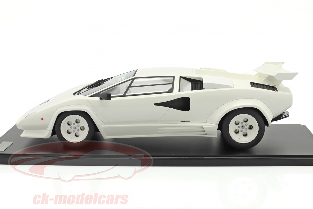 CkModelcars's tweet photo. #Lamborghini #Countach #LP5000 QV 1987 polo weiß #modellautos mit Vitrine / #modelcars with #showcase scale 1:8 (!) length 54 cm lim 99 pcs #automodelli #miniatures by #GTSpirit @GTSpiritmodels check out https://t.co/QgQdc54zVI 👍👍👍👍 #ThrowbackThursday https://t.co/8X46aKjROB